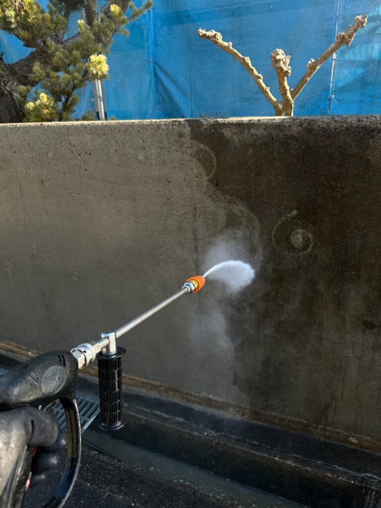 洗浄作業<br />
（塗装はしませんが塀も一緒に洗浄をしました。）