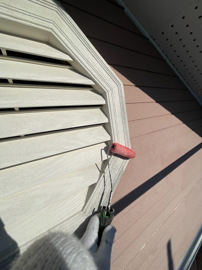 妻換気下塗り<br />
（弊社では劣化がしやすい箇所は専用の下塗りを塗ります。）