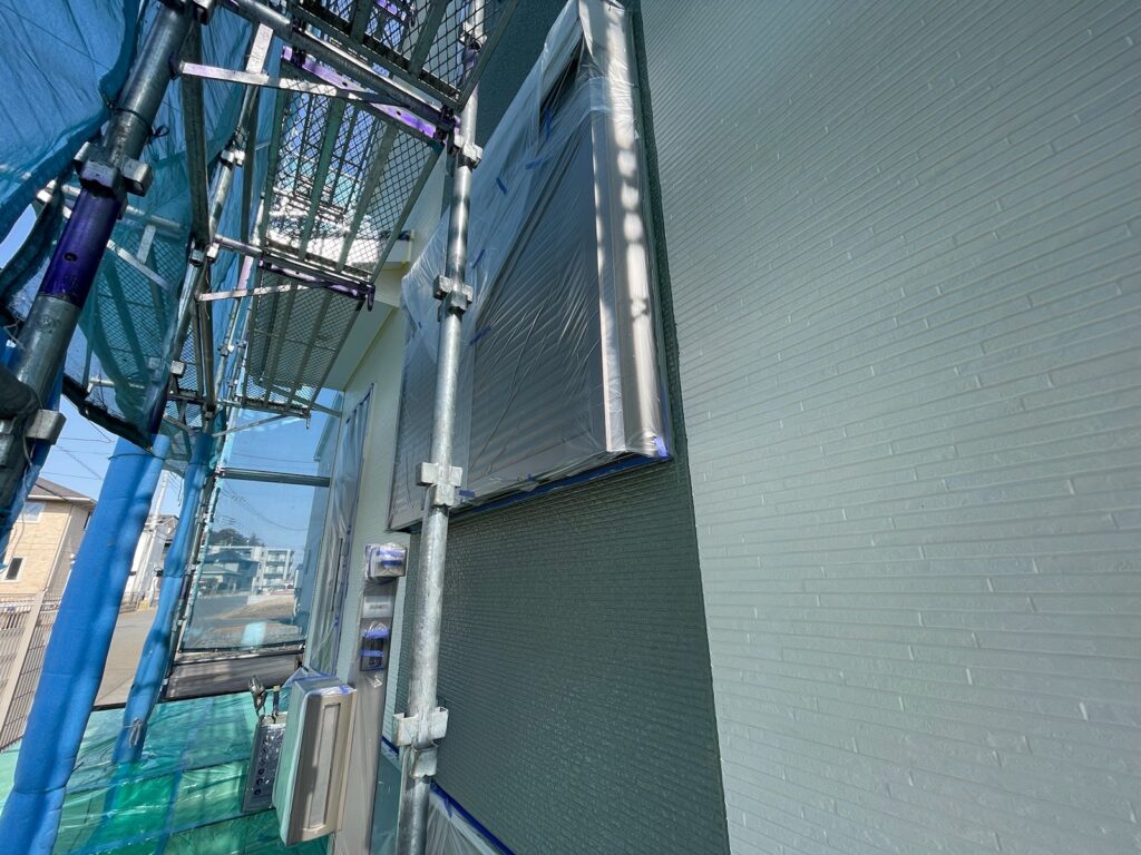 外壁中塗り完了<br />
（ミストグリーン）