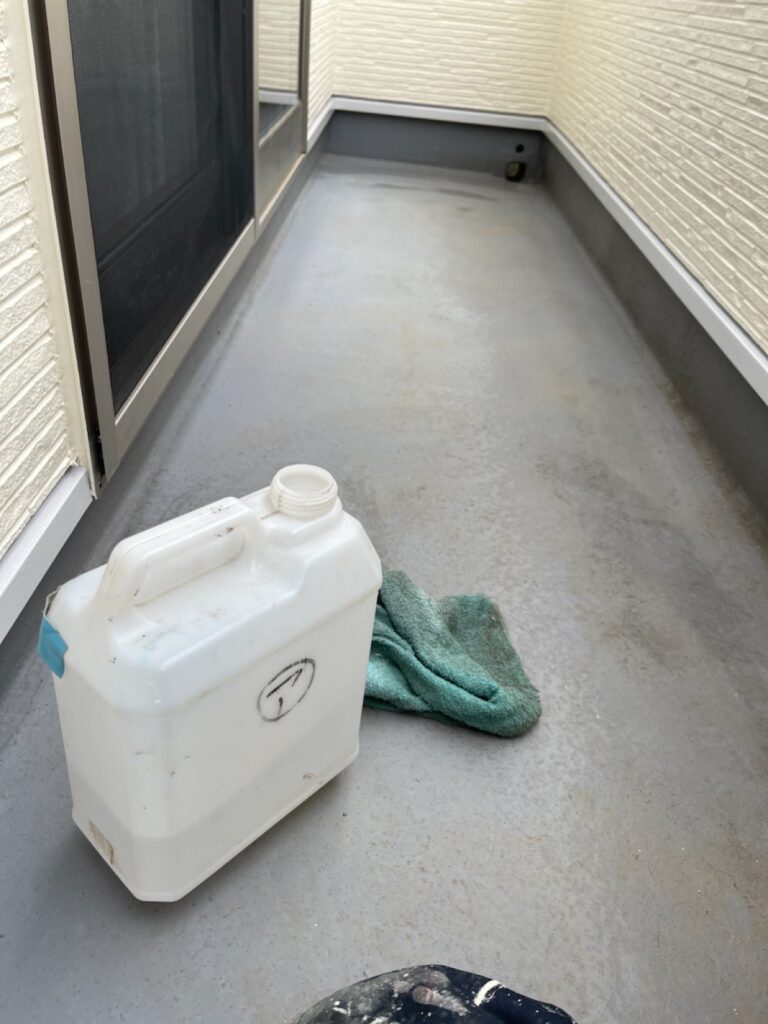 ベランダ床ケレン・アセトン拭き<br />
（油分を取るためにアセトン拭きを行いました。）