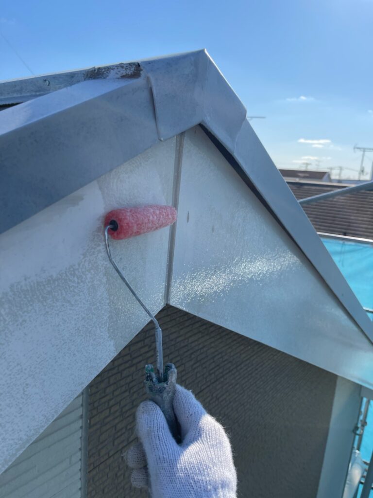 破風板下塗り<br />
（弊社では劣化がしやすい箇所は専用の下塗りを塗ります。）