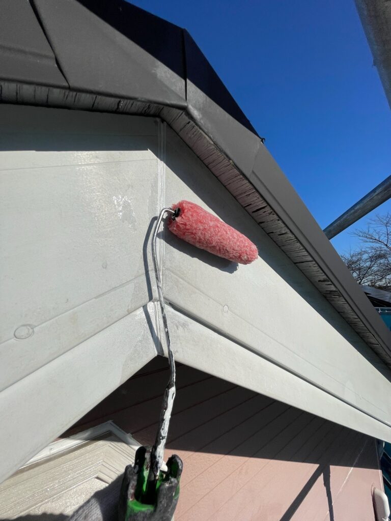 破風板下塗り<br />
（弊社では劣化がしやすい箇所は専用の下塗りを塗ります。）