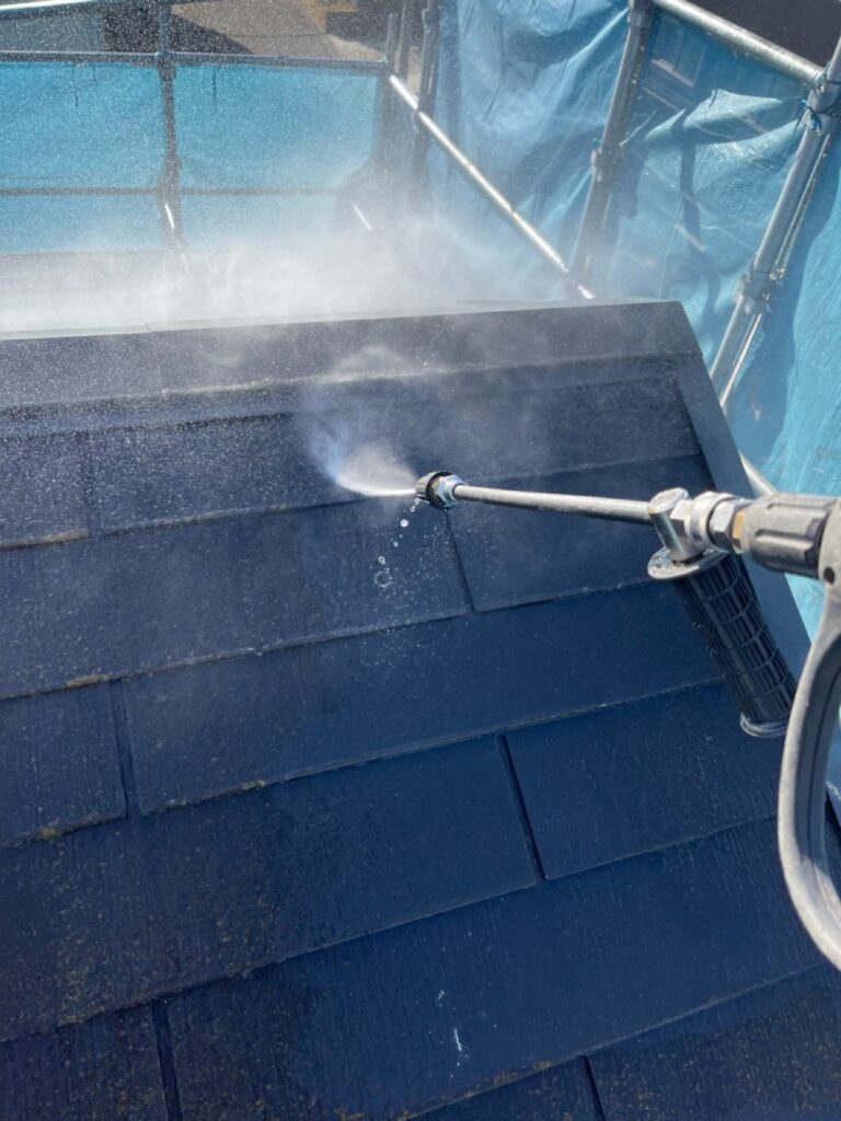 屋根洗浄<br />
（表面のコケやカビをしっかりと落とします。）