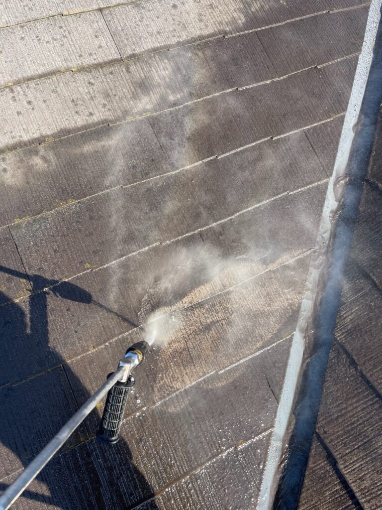 洗浄作業<br />
（表面のコケやカビをしっかりと落としました。）