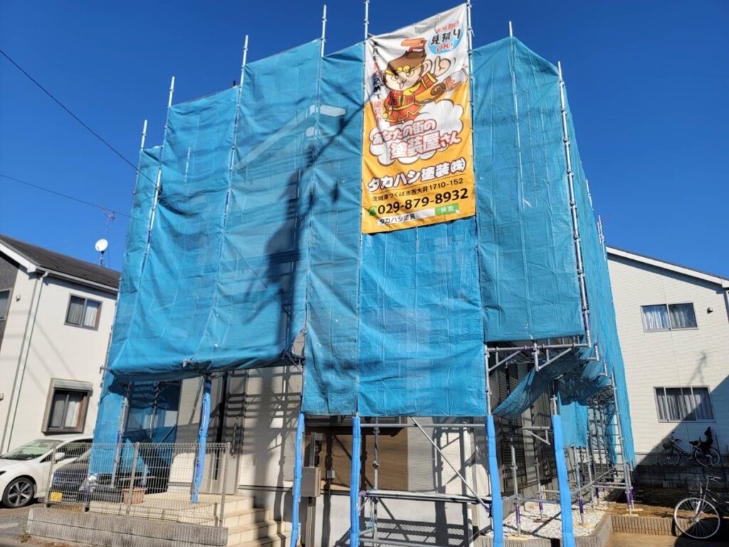 足場組立<br />
（塗料が飛散しないようにメッシュシートもしっかりとはりました。）