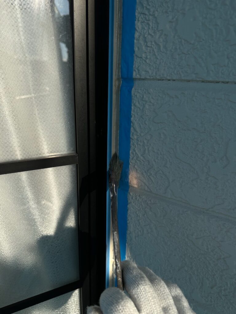 プライマー塗布<br />
（外壁とコーキングを密着させる為の接着剤です。）