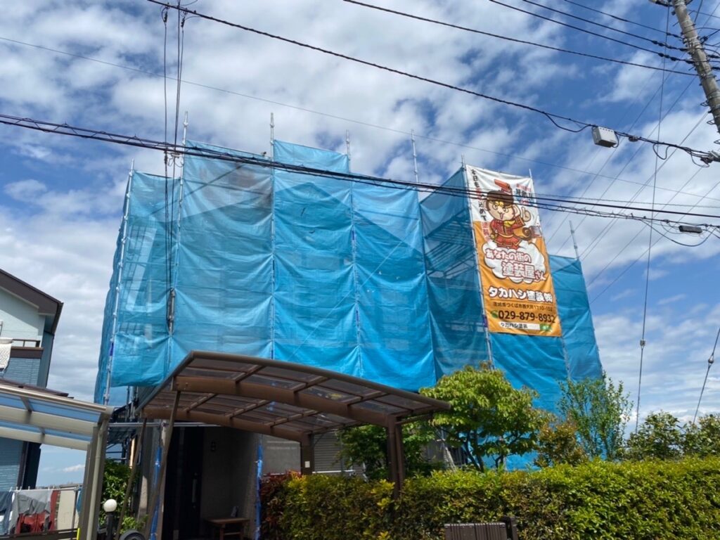 足場組立<br />
（塗料が飛散しないようにメッシュシートもしっかりとはりました。）