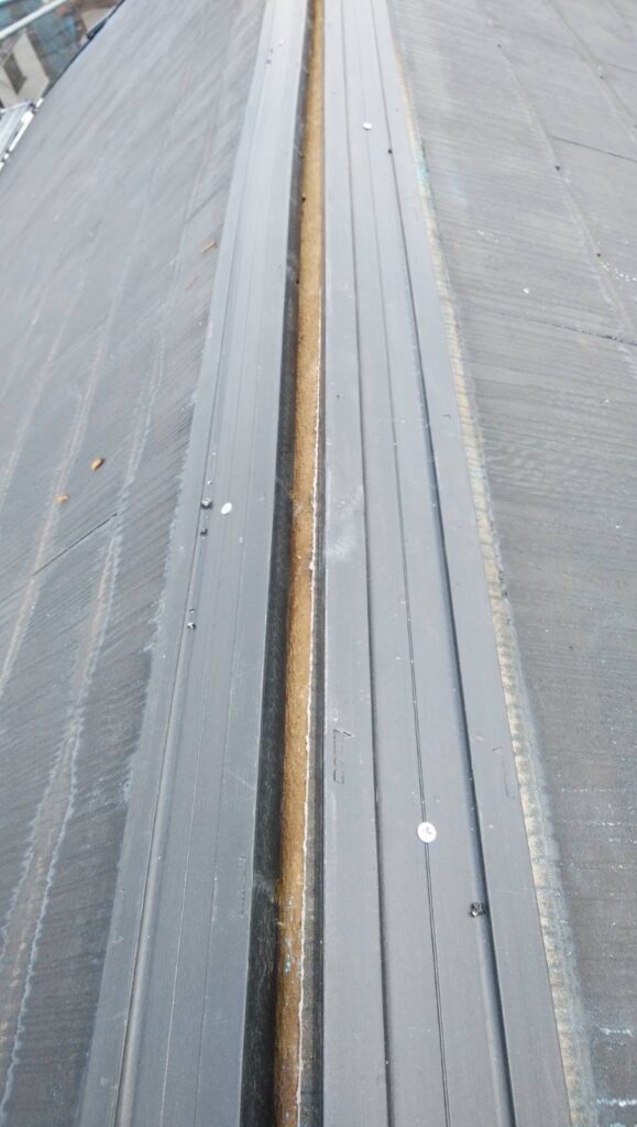 既存の棟板金の貫板を撤去し、今回は樹脂を使用しました。