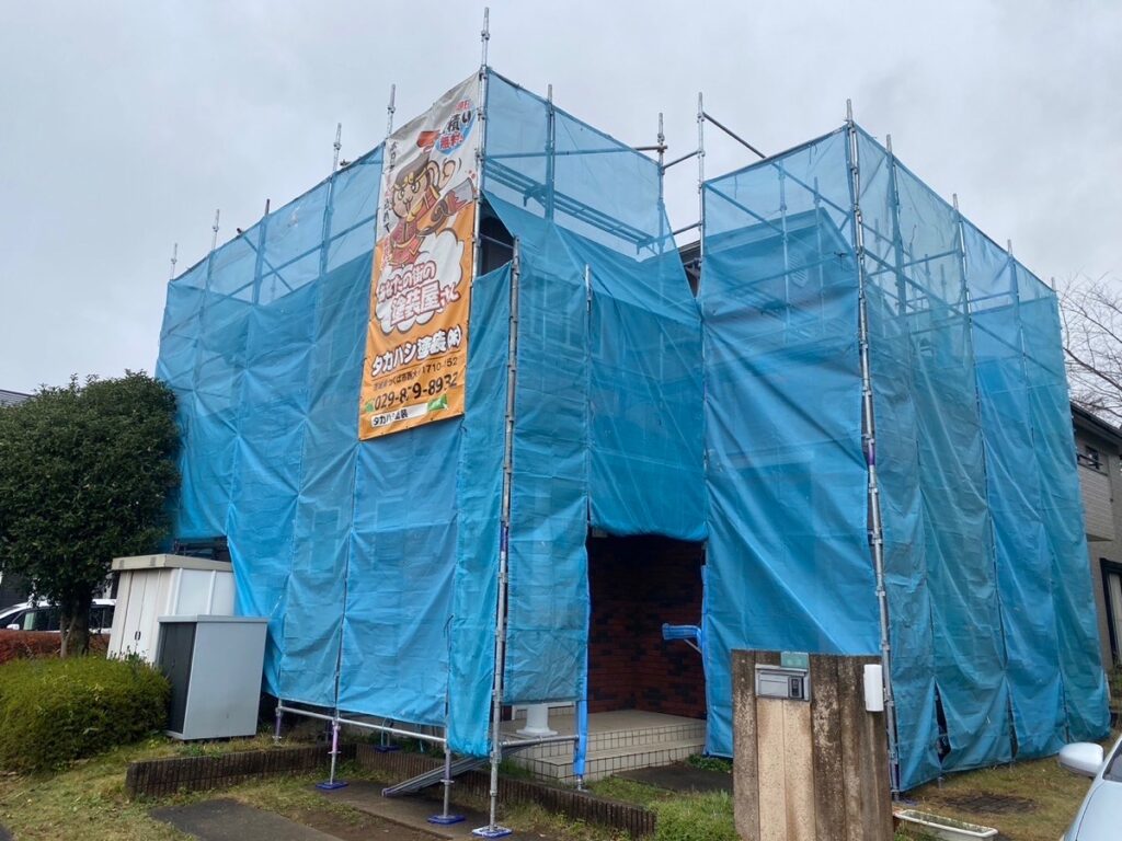足場組立<br />
（塗料が飛散しないようにメッシュシートもしっかりとはりました。）