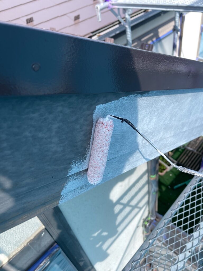 破風板下塗り<br />
（弊社では劣化がしやすい箇所は専用の下塗りを塗ります。）