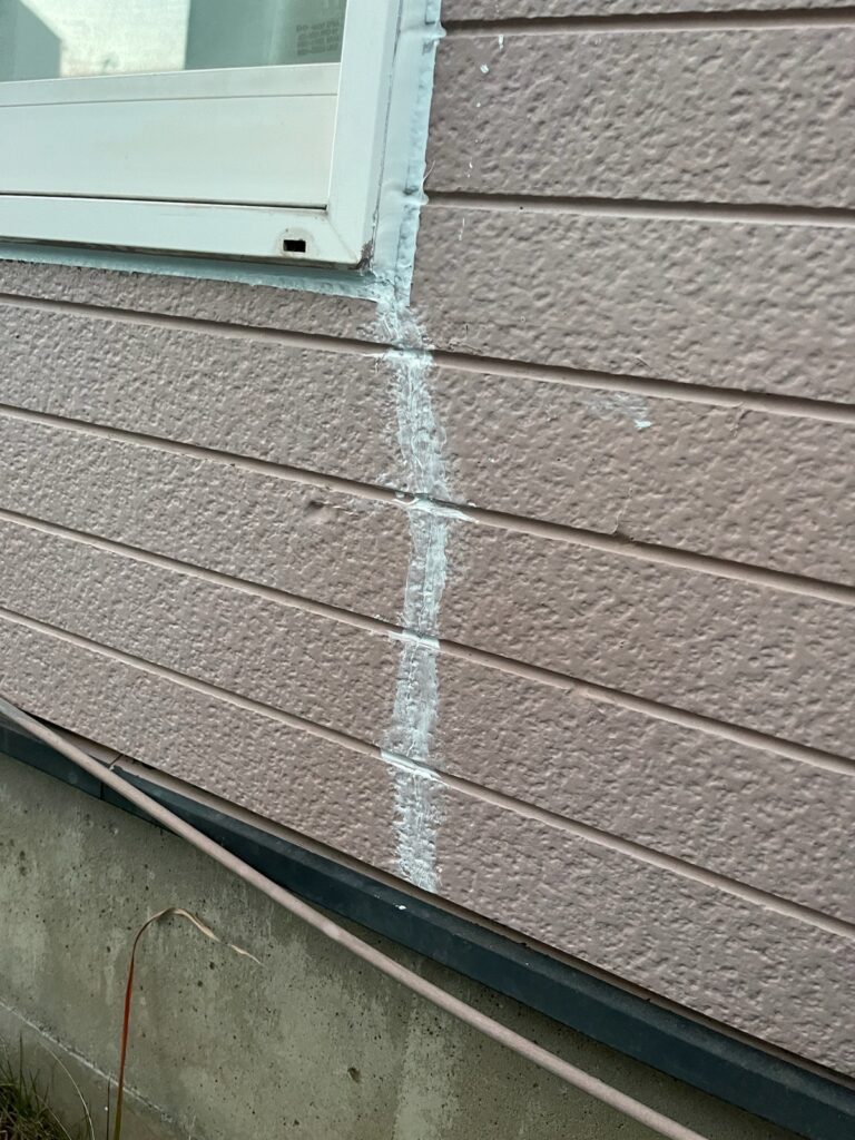 外壁下地補修<br />
（外壁のひび割れ補修を行いました。）