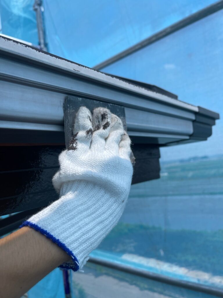 雨樋・鼻隠し/ケレン<br />
（塗料の密着をよくする為の下地調整です。）