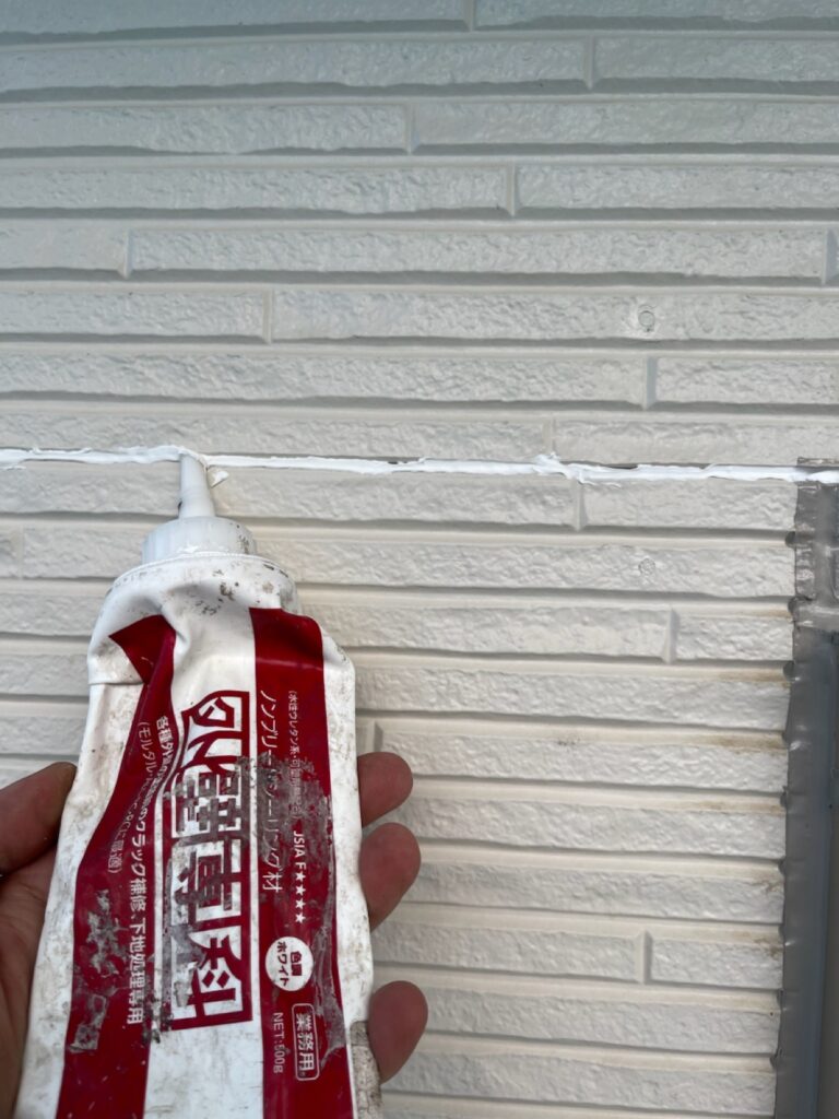 外壁下地補修<br />
（外壁と外壁のつなぎ目を埋めました。）