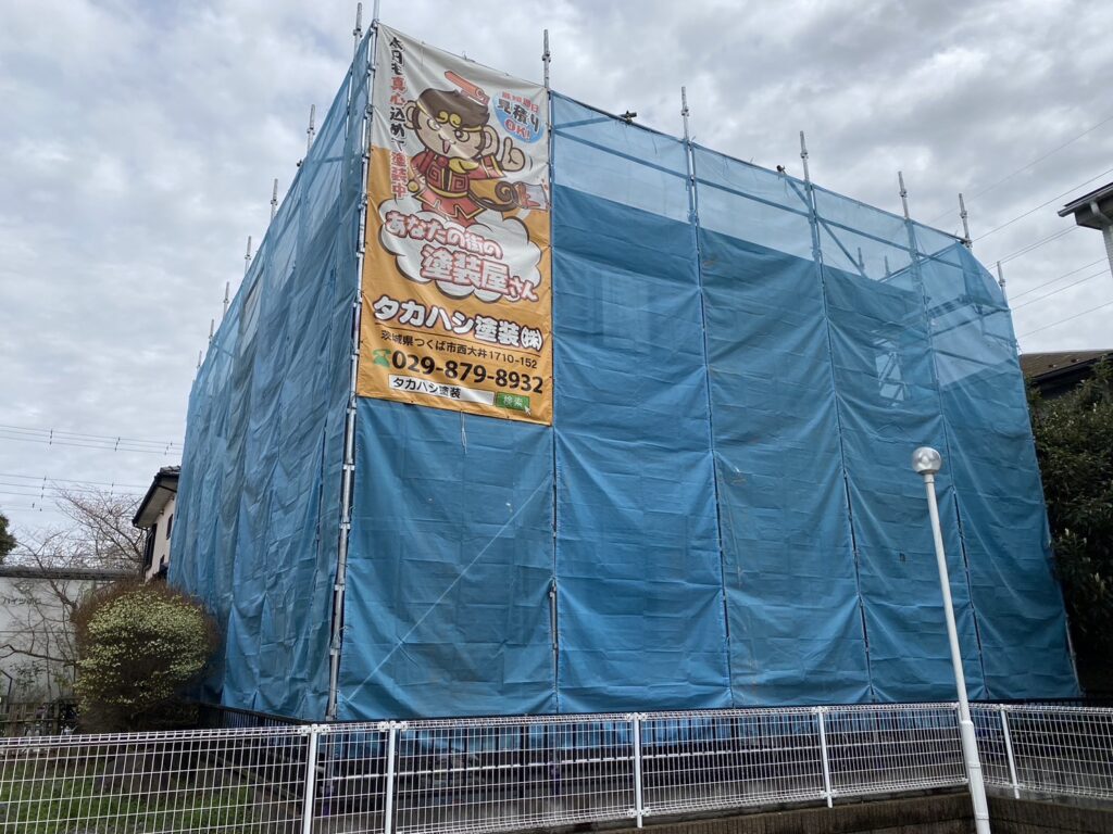 足場組立<br />
（塗料が飛散しないようにメッシュシートもしっかりとはりました。）