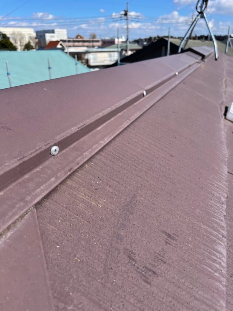 棟板金の釘が抜けている箇所をパッキン付きのビスに交換しました。これで安心です。）