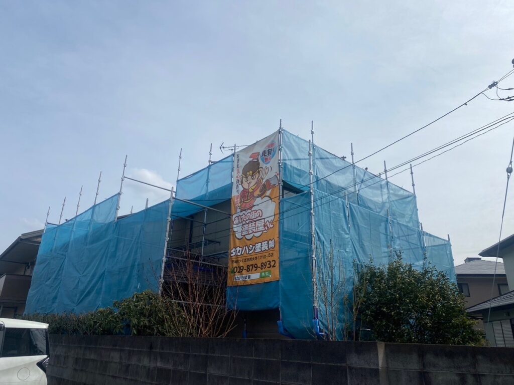 足場組立<br />
（塗料が飛散しないようにメッシュシートもしっかりとはりました。）
