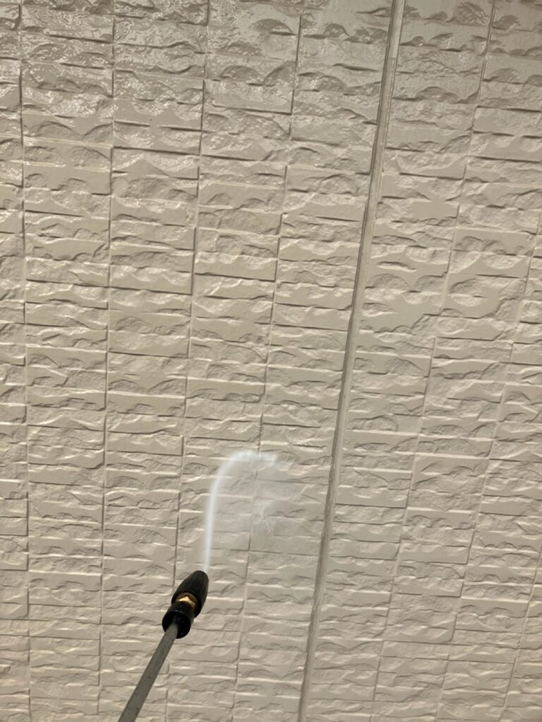 洗浄作業<br />
（表面のコケやカビをしっかりと落とします。）