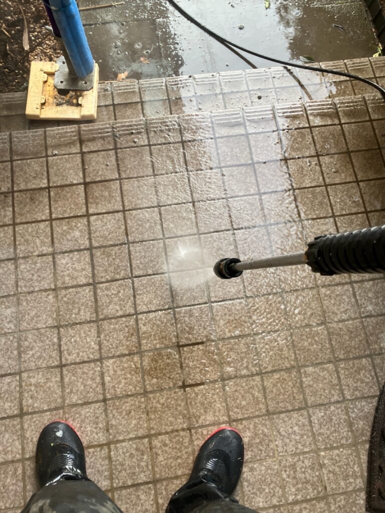 洗浄作業<br />
（外壁以外の場所も洗いました。）
