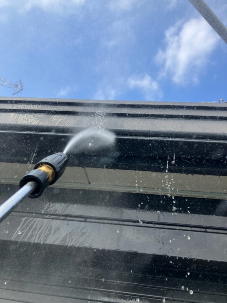 洗浄作業<br />
（表面のコケやカビをしっかりと落とします。）