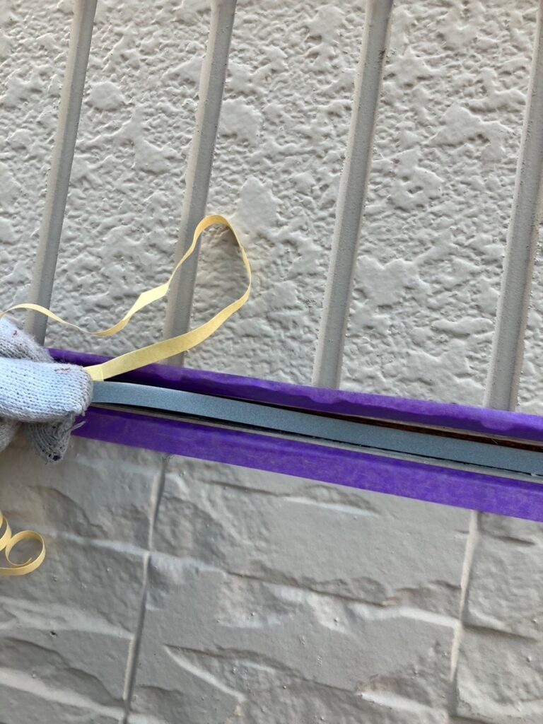 ボンドブレーカー貼り<br />
（三面接着にならないようにボンドブレーカーを貼りました。とても重要な工程です。）