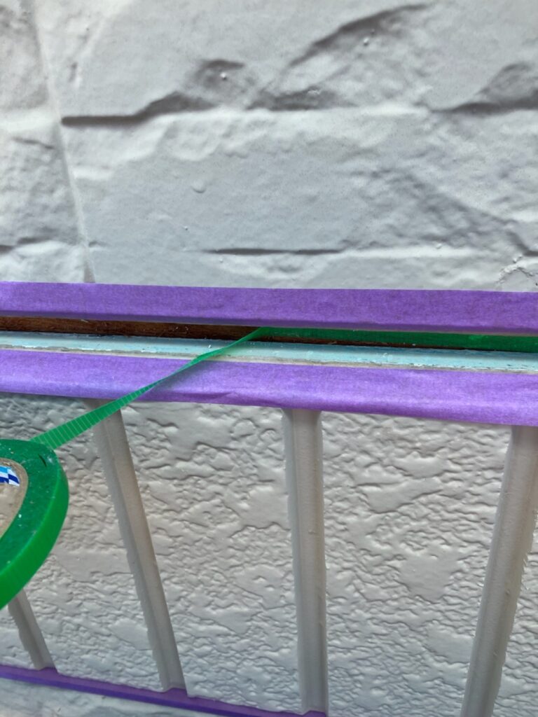 ボンドブレーカー貼り<br />
（三面接着にならないようにボンドブレーカーを貼りました。とても重要な工程です。）