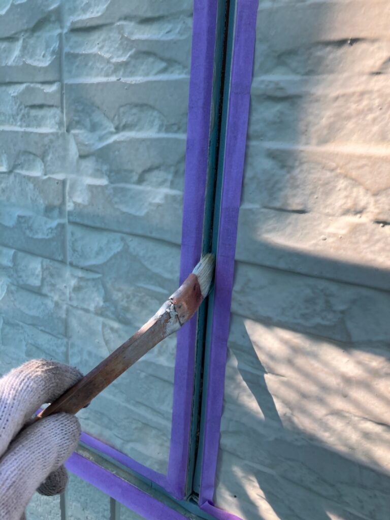 プライマー塗布<br />
（外壁とコーキングを密着させる為の接着剤です。）