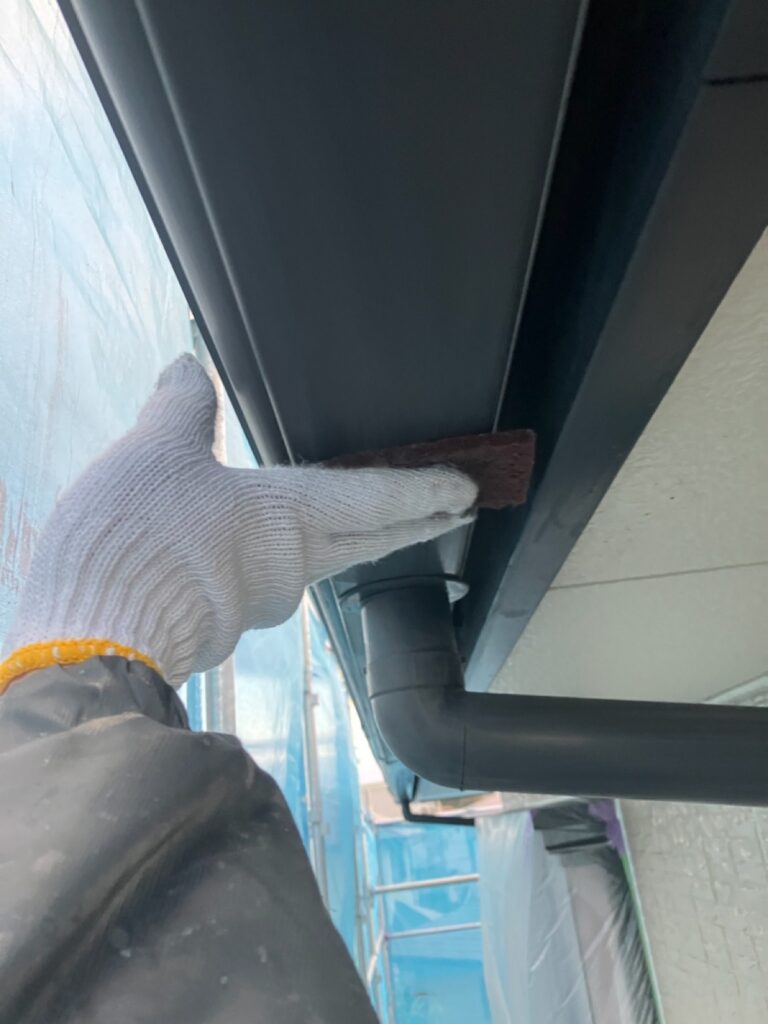 雨樋・鼻隠しケレン<br />
（下地調整）