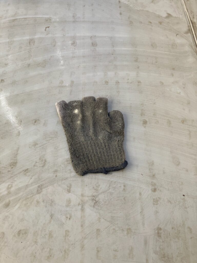 ベランダ床ケレン・アセトン拭き<br />
(油分を取るためにアセトン拭きを行いました。）