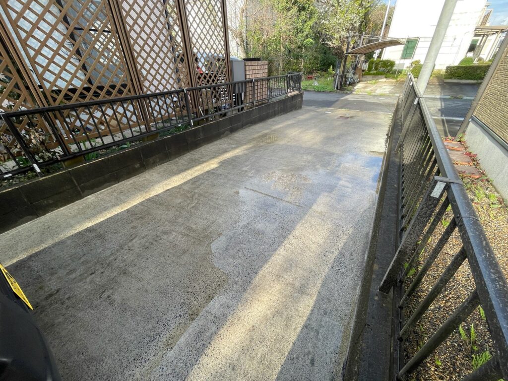 土間洗浄<br />
（外壁以外の場所も洗浄を行いました。）