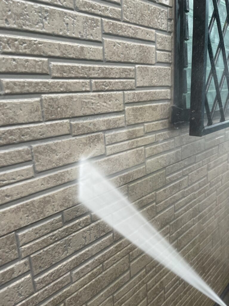 外壁洗浄<br />
（表面のコケやカビをしっかりと落としました。）