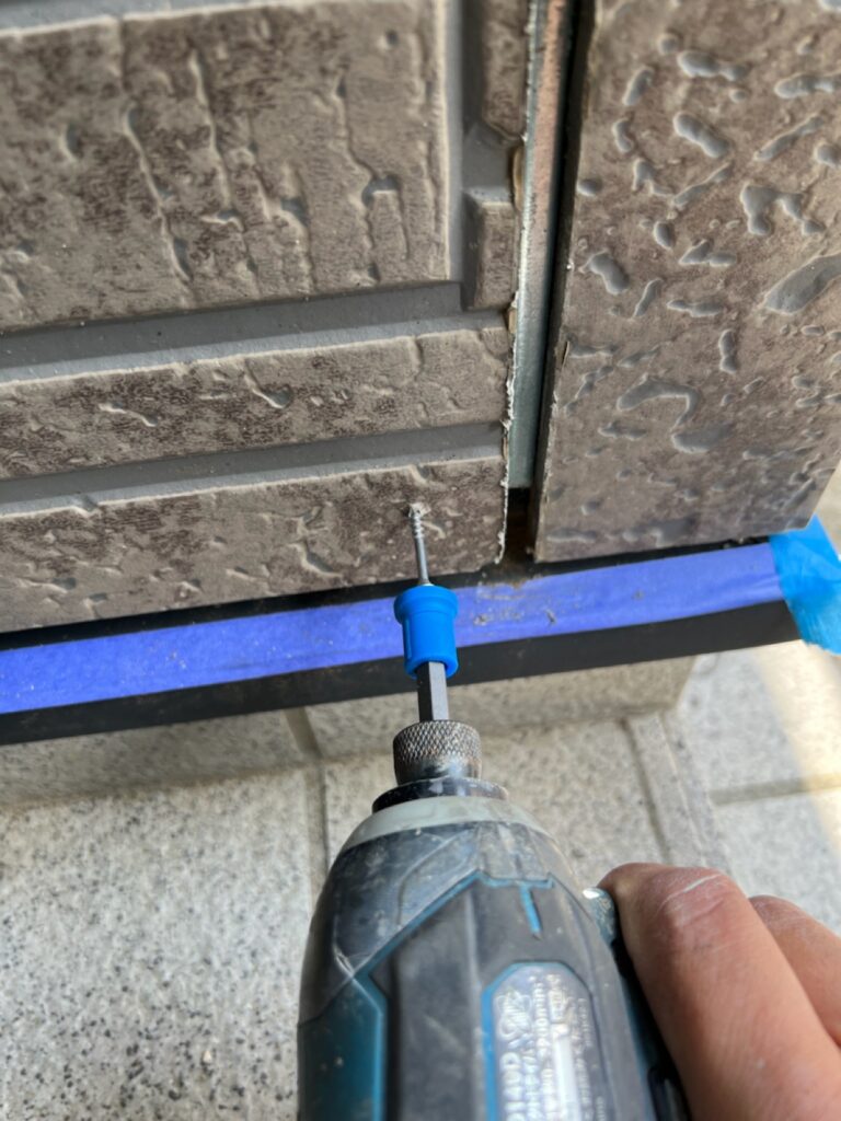 下地補修<br />
（サイディングの浮きがあった為、専用のビスで浮き戻しを行いました。）