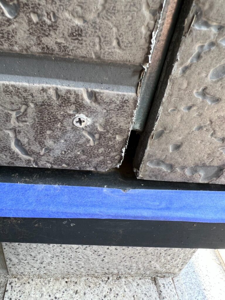 下地補修<br />
（サイディングの浮きがあった為、専用のビスで浮き戻しを行いました。）