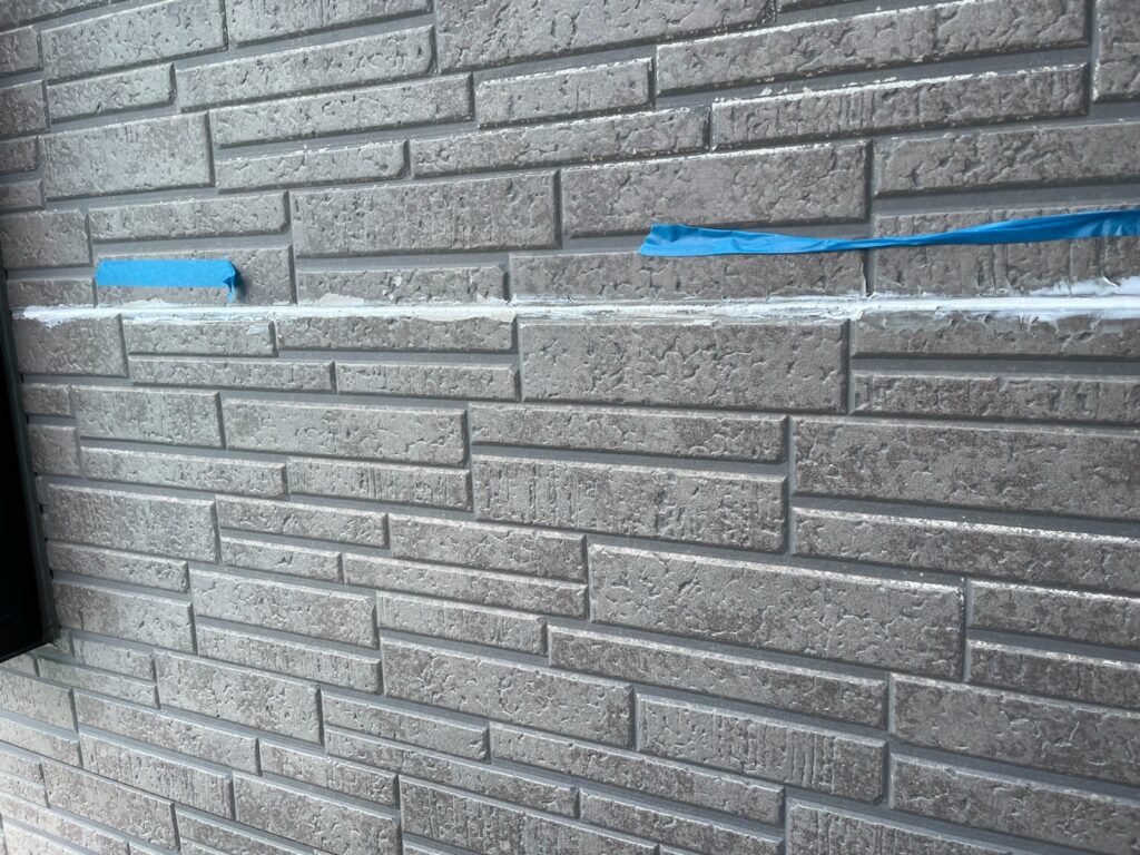 下地補修<br />
（サイディングの隙間を埋めました。）