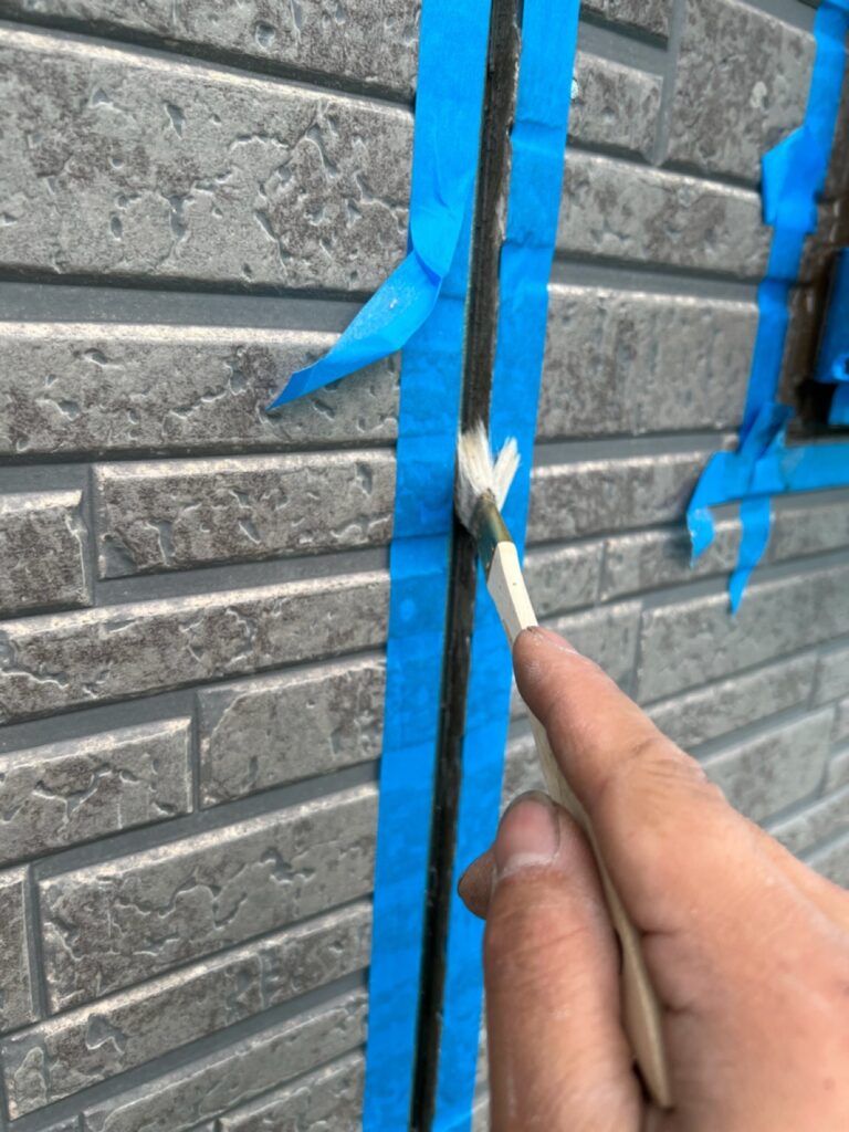 プライマー塗布<br />
（外壁とコーキングを密着させる為の接着剤です。）