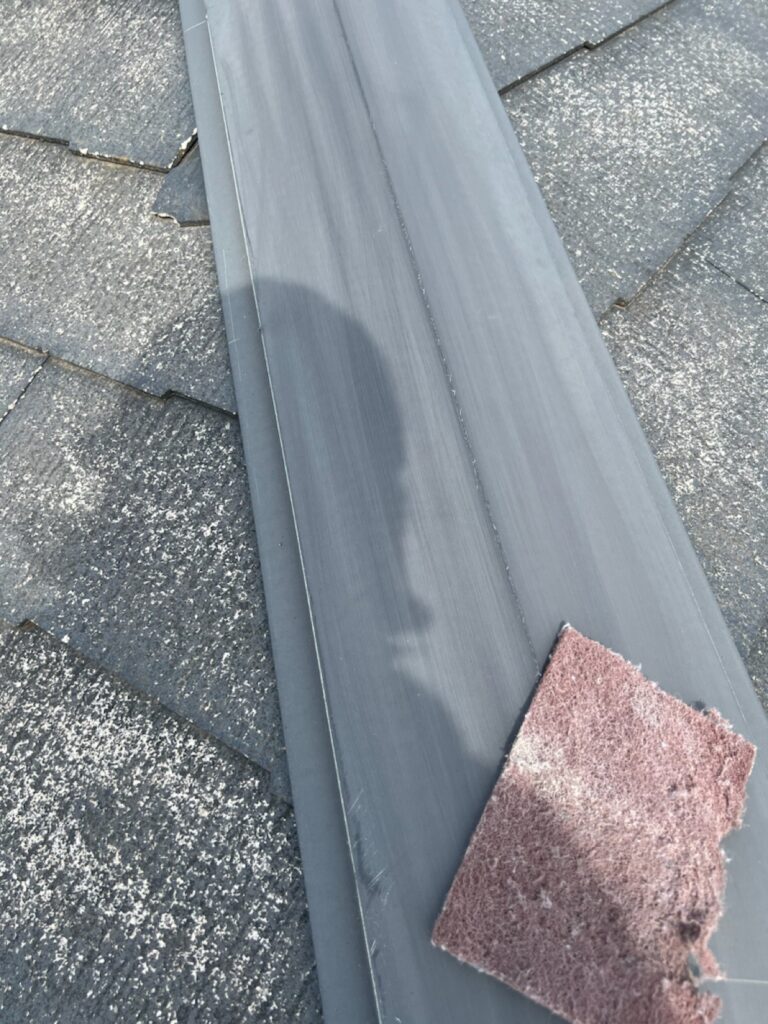 棟板金ケレン<br />
（下地調整）<br />
※シーガードは既存の棟板金を利用して取り付ける為、塗装が必要になります。