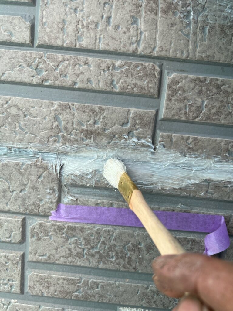 逆プライマー塗布<br />
（シリコン部は塗料が密着しない為、専用のプライマーを塗りました。これを塗らないと塗料が剝がれてしまいます。）