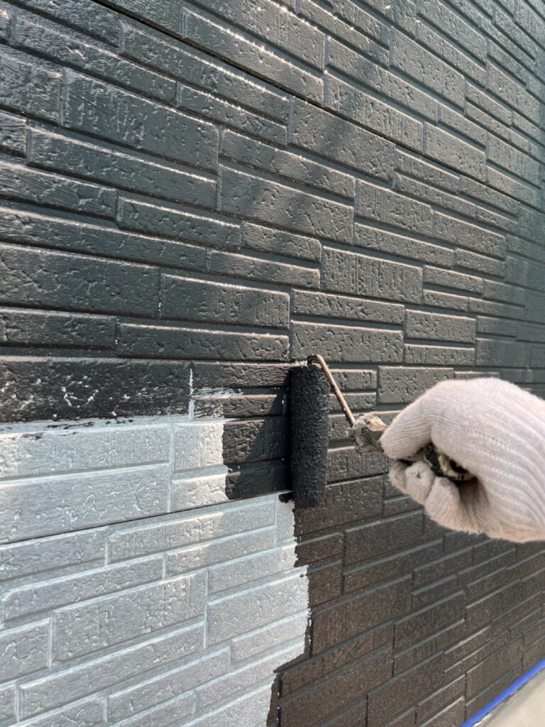 外壁中塗り（チャコール）