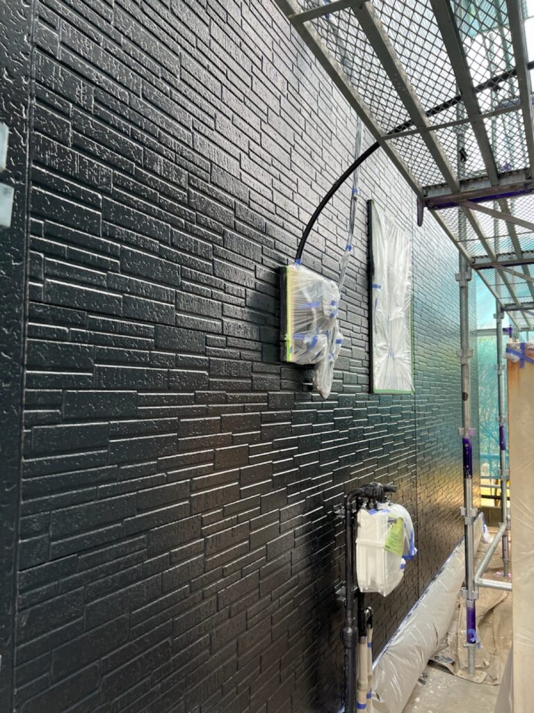 外壁中塗り完了（チャコール）