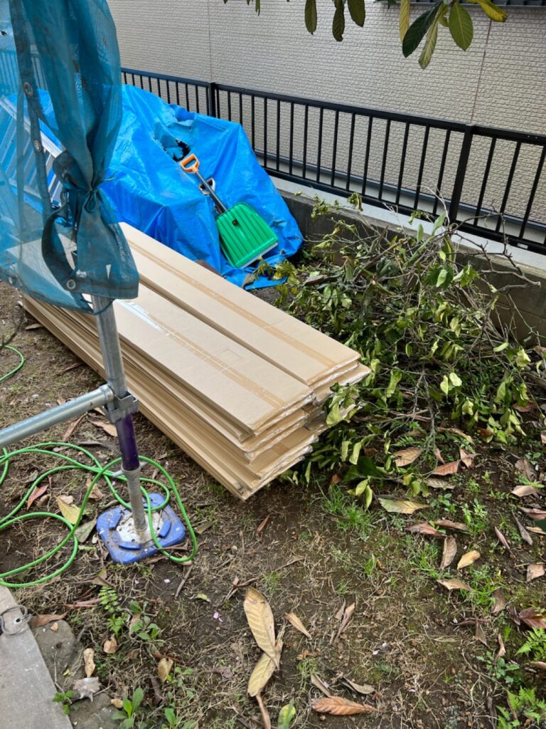 屋根材料<br />
←今回は『シーガード』と言われる、ビスを使わず、接着剤で屋根を取り付ける屋根材を使用しました。）