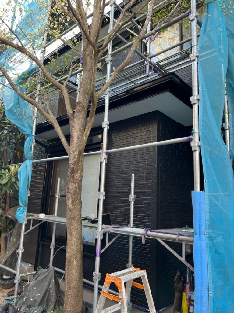 外壁上塗り完了（チャコール）