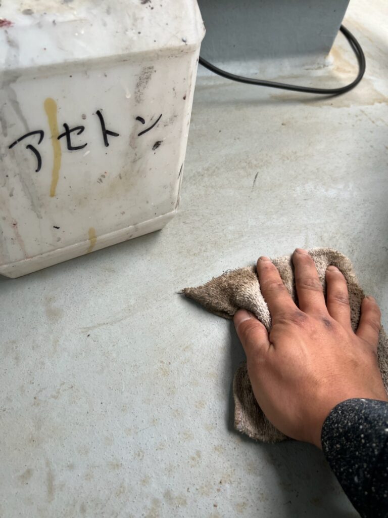 ベランダ床アセトン拭き（油分を取るためにアセトン拭きを行いました。）