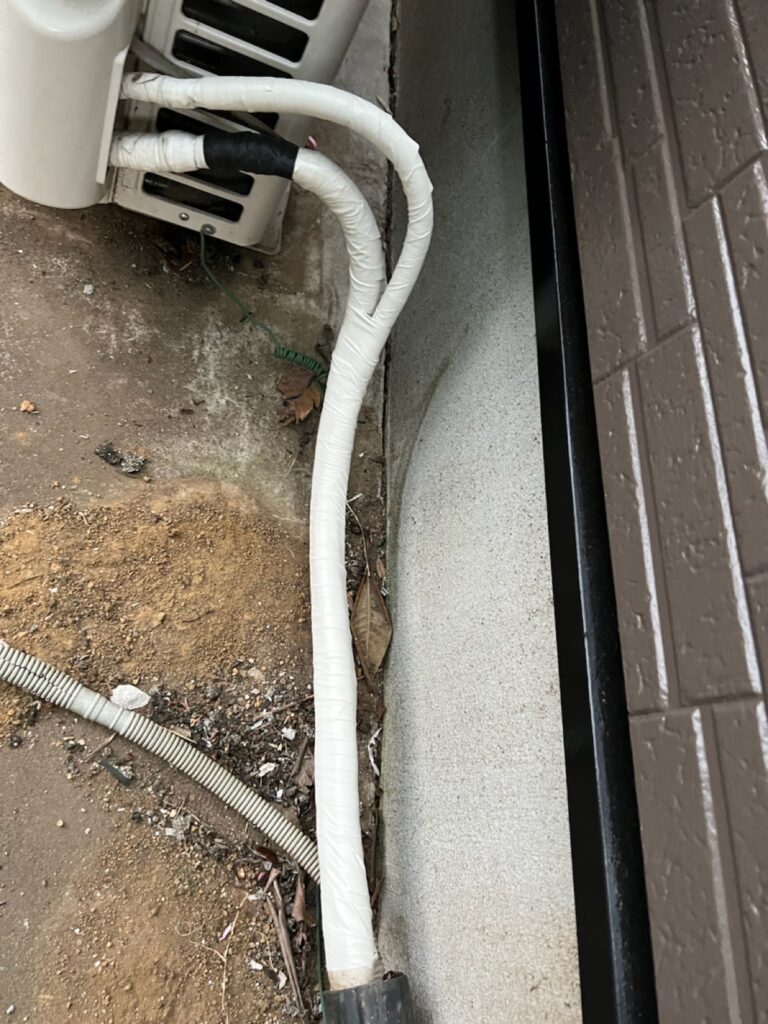 エアコンホース巻き<br />
（弊社ではサービスでエアコンのホース巻きを行っております。）