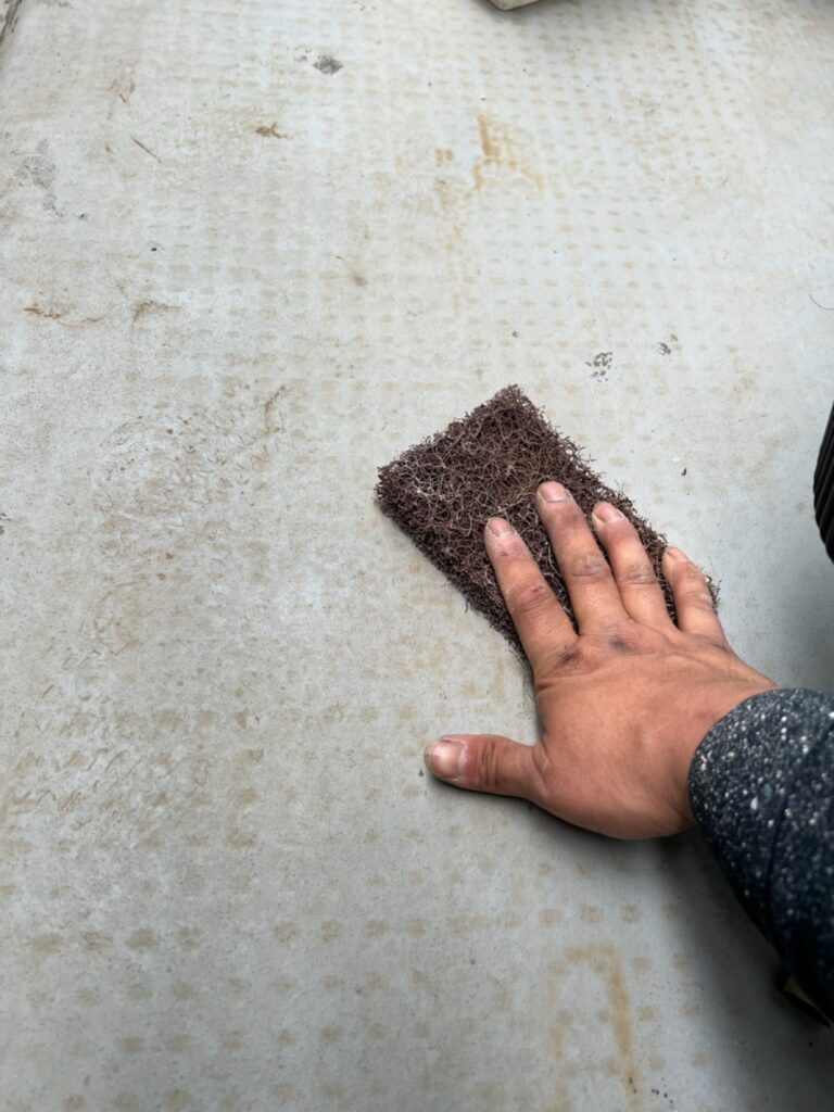 ベランダ床ケレン<br />
（下地調整）