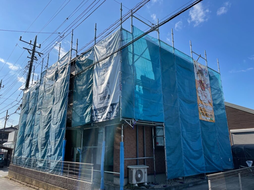 足場組立<br />
（塗料が飛散しないようにメッシュシートもしっかりとはりました。）