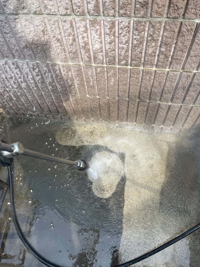 土間コンクリート洗浄<br />
（外壁以外の場所も洗浄しました。）