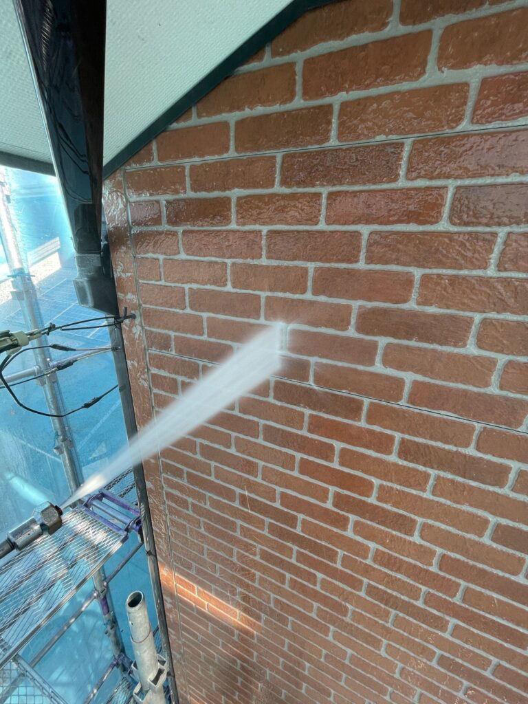 外壁洗浄<br />
（表面のコケやカビをしっかりと落とします。）