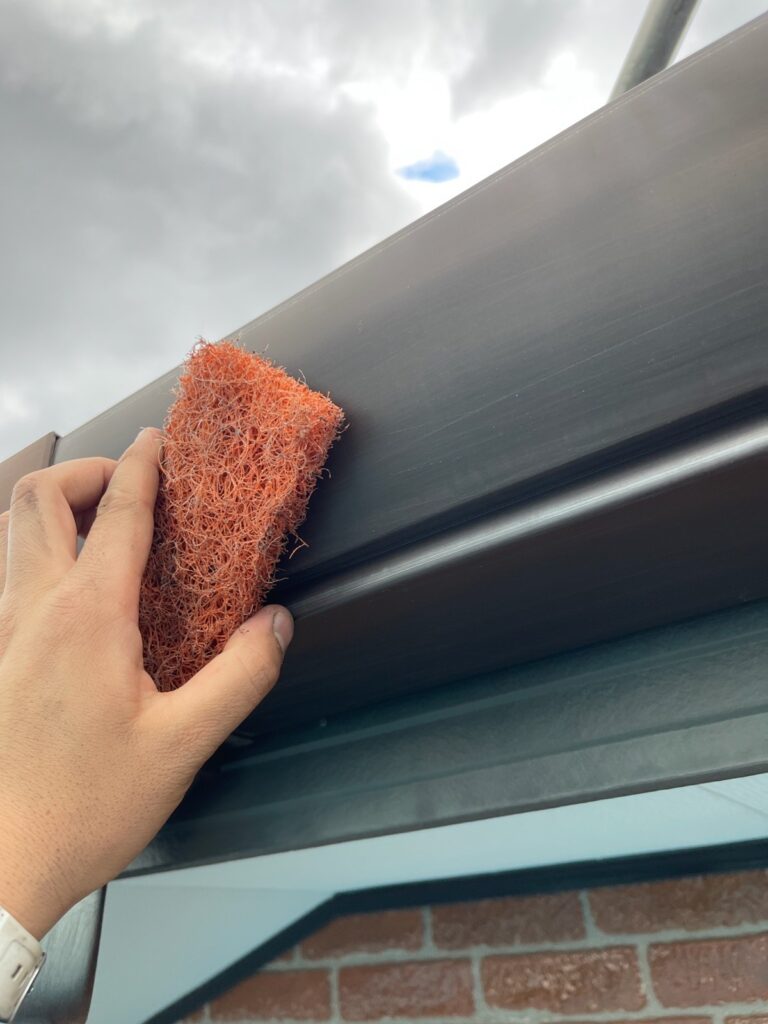 雨樋・鼻隠し/ケレン<br />
（下地調整）