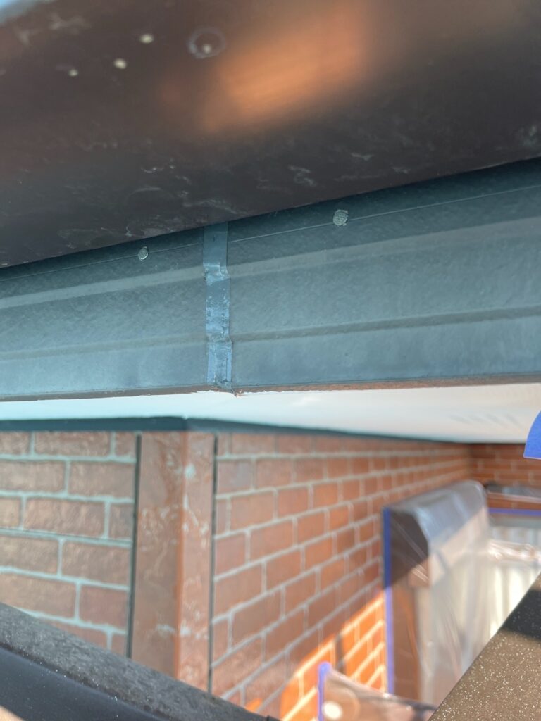 下地補修<br />
（塗装前の大事の工程です。）