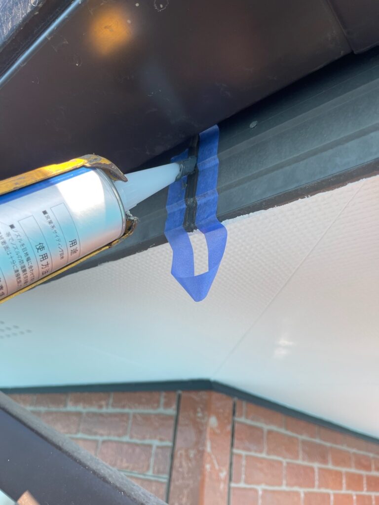 下地補修<br />
（鼻隠しの繋ぎ目のコーキング処理をしました。）