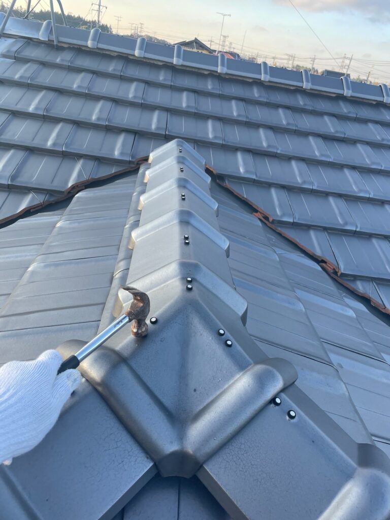 釘打ち戻し<br />
（全部の釘を確認し、釘が出ているところは、打ち戻しを行いました。）